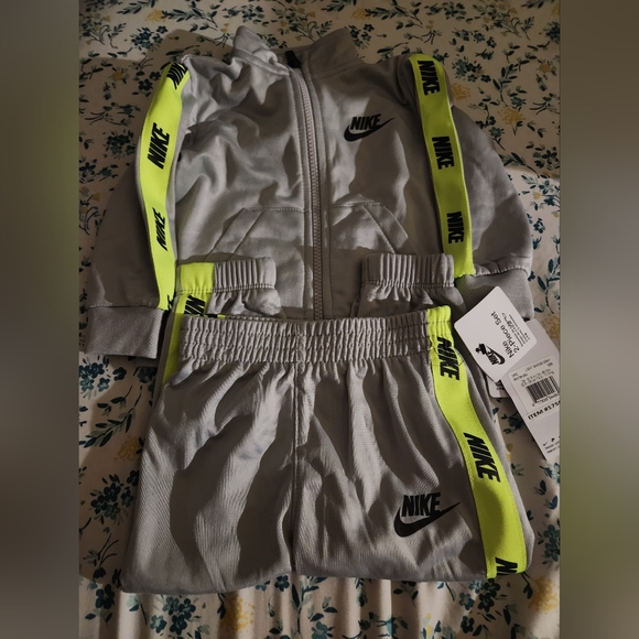 Boys Nike 2 piece set - Picture 1 of 5